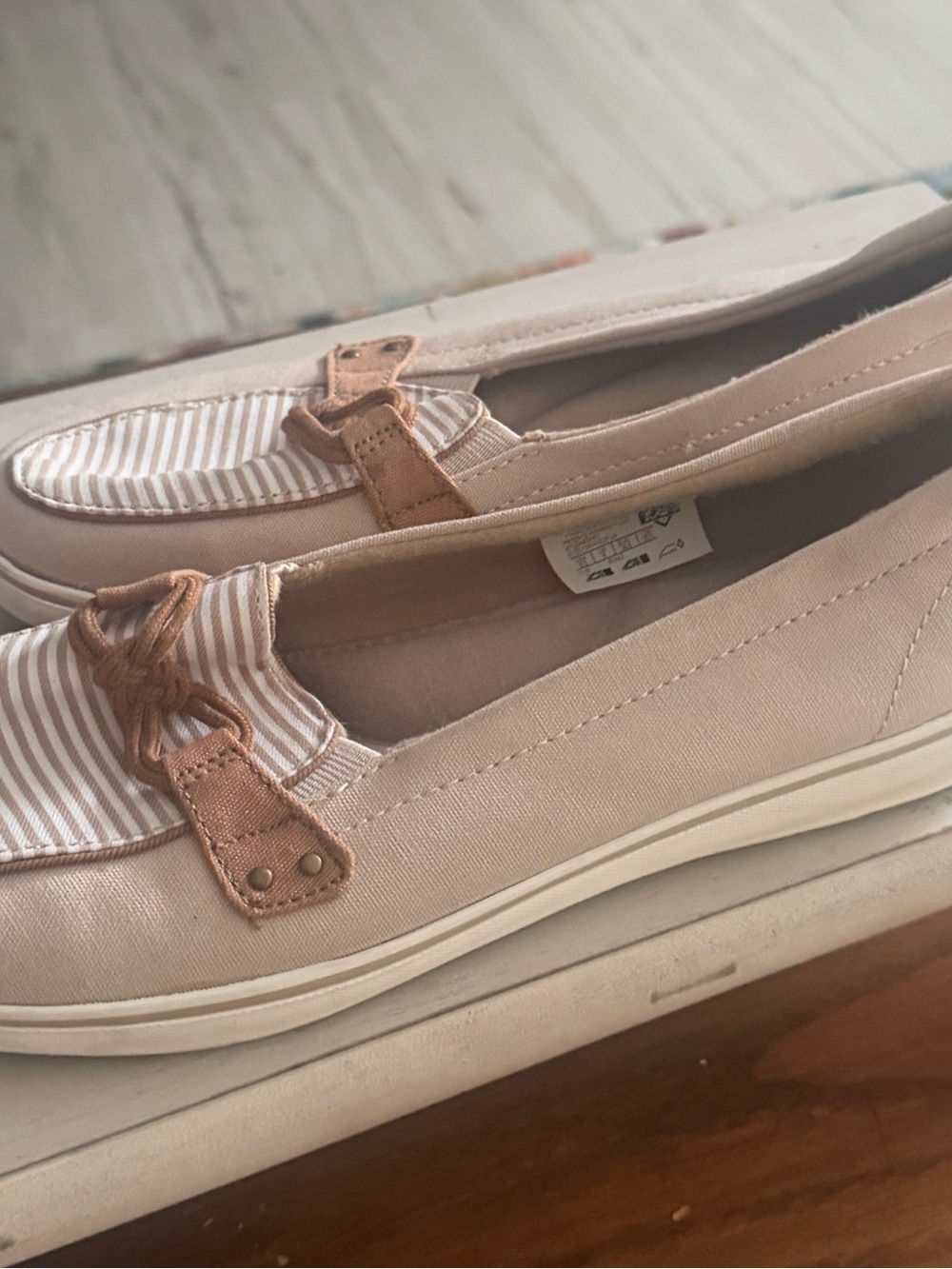 Grasshoppers Women’s Slip-On Loafers in Light Beige with Tan Accents